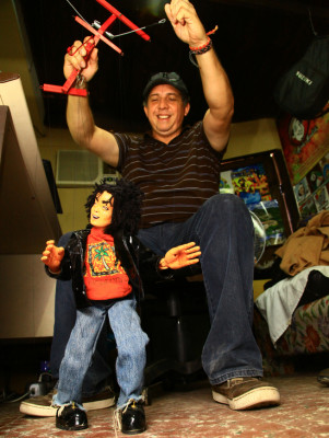 El hondureño de los mil oficios causa horror con su arte