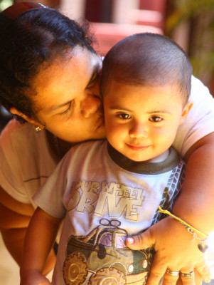La niñera con más corazón que estatura de guardería sampedrana