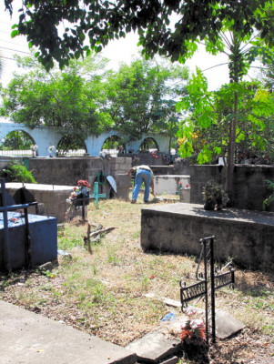 Dos siglos sepultando en el mismo cementerio