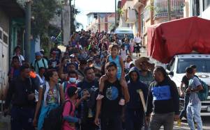Los migrantes centroamericanos piden a las autoridades mexicanas permisos que les permitan circular libremente por el país en su ruta hacia Estados Unidos.