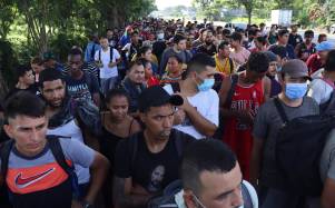 Cientos de migrantes avanzan en caravana hacia la Ciudad de México en su ruta hacia Estados Unidos.