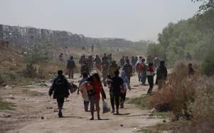 Migrantes caminan entre las fronteras de México con Estados Unidos este miércoles en Ciudad Juárez, Chihuahua.