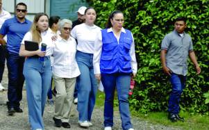 <b>La esposa e hijas de Juan Orlando Hernández dijeron en una comparecencia que el expresidente recibió un trato injusto.</b>