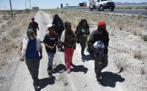 Un grupo de migrantes caminan a un costado de la carretera rumbo a la frontera con Estados Unidos, el 16 de abril de 2024, en la ciudad de Chihuahua.