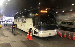 El comisionado de Inmigración de la ciudad de Nueva York, Manuel Castro (c), recibe a inmigrantes que llegan desde Texas, este viernes en la terminal neoyorquina de Port Authority, en pleno centro de Manhattan, Nueva York (EE.UU.). EFE/ Javier Otazu