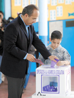 Partido de Felipe Calderón sufre revés en legislativas