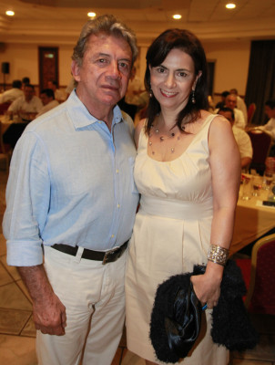 Club Rotario San Pedro Sula entrega pin Paul Harris tres zafiros