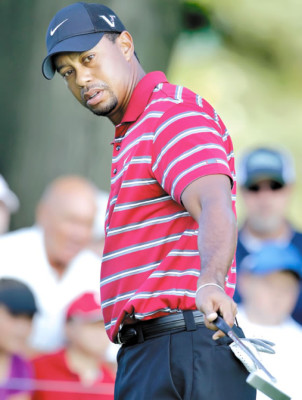 Tiger sigue en la cima