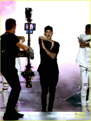 LOS ANGELES, CA - AUGUST 30: Recording artist Justin Bieber performs onstage during the 2015 MTV Video Music Awards at Microsoft Theater on August 30, 2015 in Los Angeles, California. (Photo by Kevin Winter/MTV1415/Getty Images For MTV)