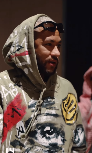 Neymar fue recibido de gran manera e incluso aprovechó para firmar autógrafos a los presentes. Así lucía en su llegada a Arabia Saudita. 