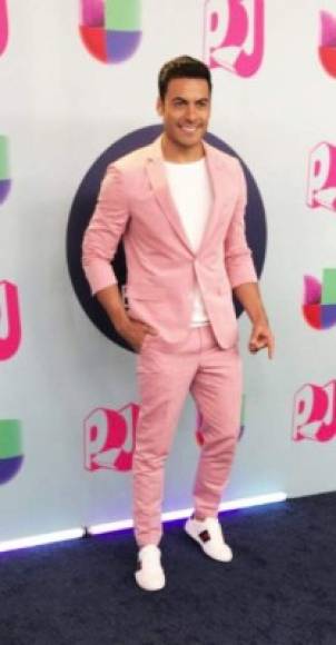 El cantante mexicano Carlos Rivera desfiló con un traje de chaqueta y pantalón rosa y una camiseta blanca.<br/>
