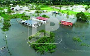 En los bajos de Choloma y Baracoa hubo anegamientos ayer. Fotos: Melvin Cubas.