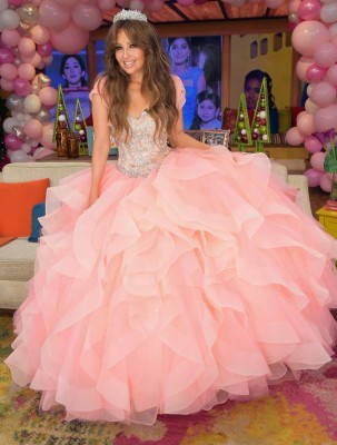 Thalía 'celebra' su fiesta de quinceaños