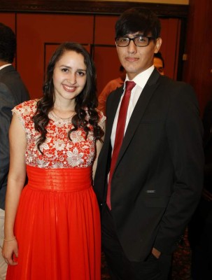 Noche de brindis y recuerdos universitarios