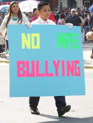 Escolares hondureños rinden homenaje a la patria