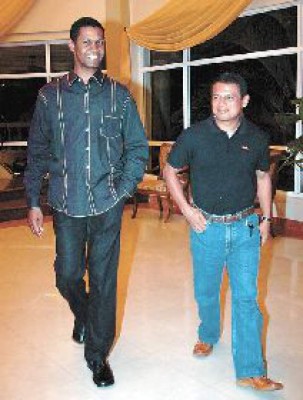 El General visita La Ceiba y conoce Cayos Cochinos