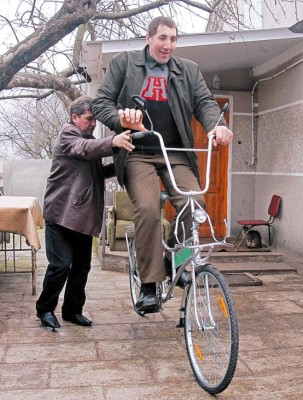 El hombre más alto del mundo tiene bicicleta