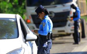 Autoridades de Vialidad y Transporte mantienen operativos activos y despliegue de policías en bulevares de ciudades y principales ejes carreteros de todo el país para controlar el tránsito de conductores.