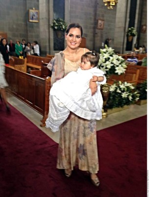 Verónica Castro y 'El Loco' Valdés unidos por bautismo de hija de Cristian Castro
