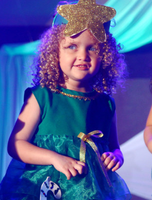 Alumnos de la escuela Little Feet realizan su tradicional evento navideño