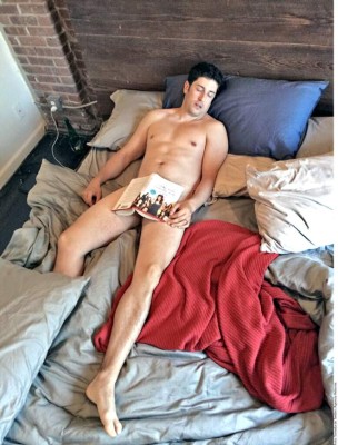 Jason Biggs se desnuda para ayudar a su esposa