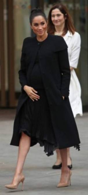 Meghan Markle llevaba un vestido negro con falda plisada de Brandon Maxwell que combino con zapatos color nude.