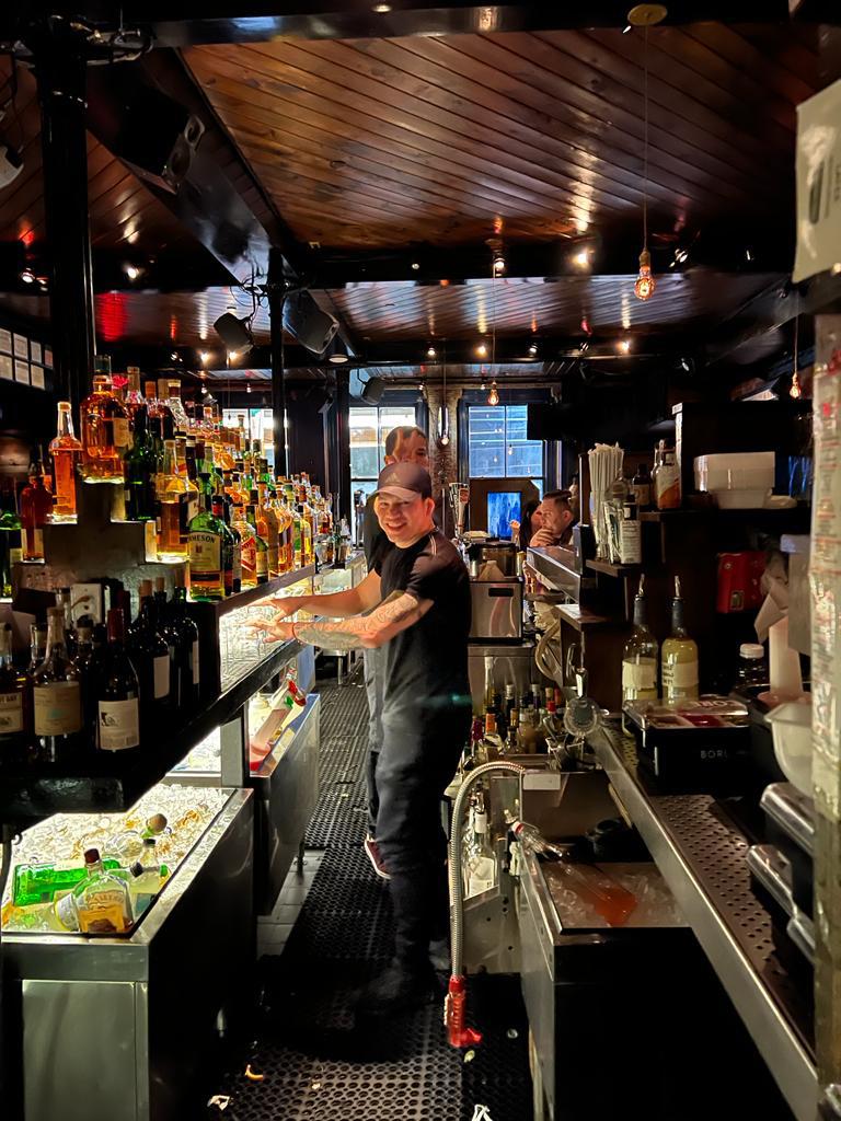 Darvis Argueta se olvidó del fútbol y labora como ayudante de bartender en un restaurante.