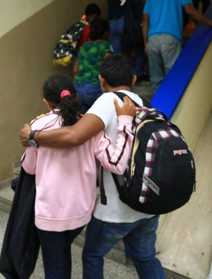 Dramático regreso de niños abandonados por 'coyotes” en México