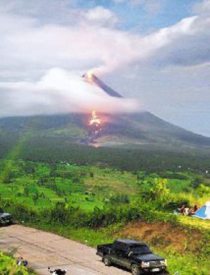 Volcán mantiene a la población en alerta 4