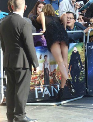 Cara Delevingne muestra su trasero