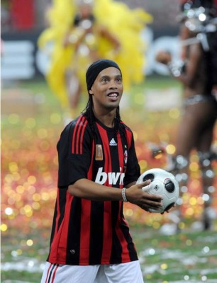 Ronaldinho número 80 en camiseta del Milán