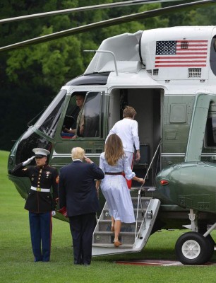 US President Donald Trump, First Lady Melania Trump, and son Barron make their way to board Marine One on the South Lawn of the White House on June 17, 2017 in Washington, DC. Trump is heading to the Camp David presidential retreat where he was due to spend the weekend. / AFP PHOTO / MANDEL NGAN