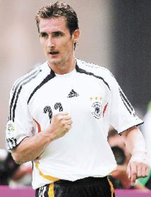 Klose sueña con el título de goleo