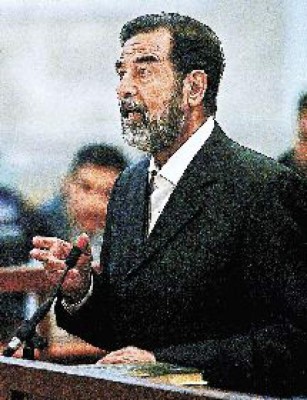 Saddam acusado en tribunal especial