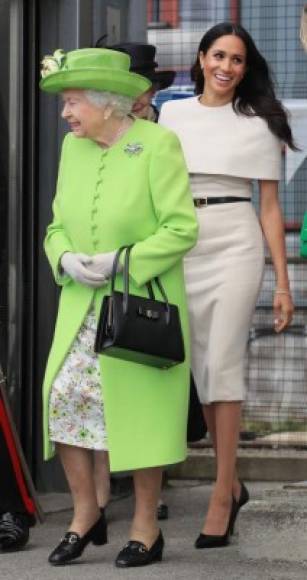 Los medios británicos destacaron el momento en el que la duquesa de Sussex se adelantó a subir primero al auto dejando atrás a la reina Isabel. <br/>