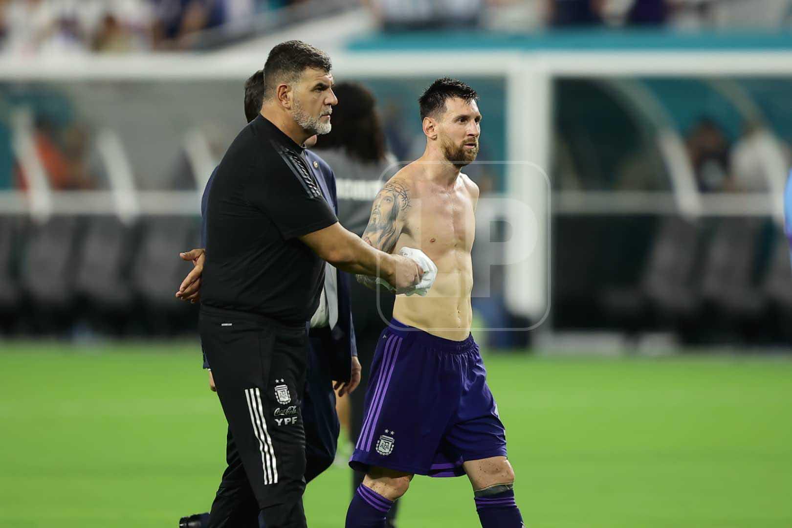 Lionel Messi le dio su camiseta al centrocampista hondureño Héctor Castellanos.