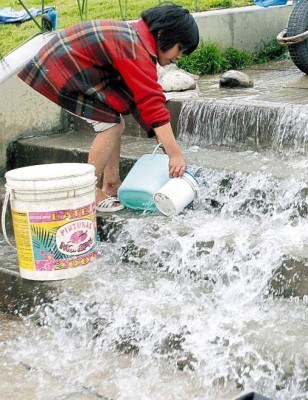 Vecinos se abastecen de agua en vía pública