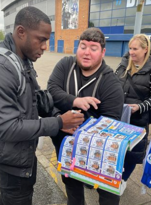 El aficionado le mostró a Maynor Figueroa las vistas en las que aparecía. ¡Detallazo!