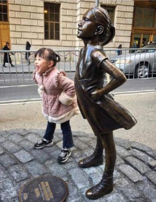 Cambiarán de sitio la estatua de Fearless Girl que desafía al toro
