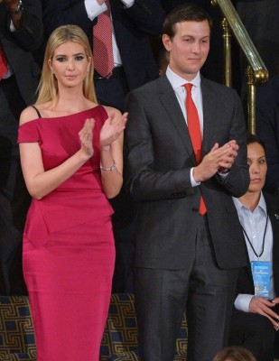 Critican a Ivanka Trump por mostrar de más con revelador vestido
