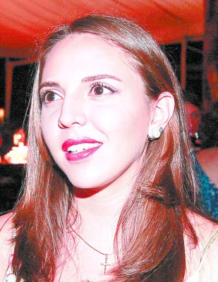 Crédito-beca de HonduFuturo beneficia a 24 profesionales más