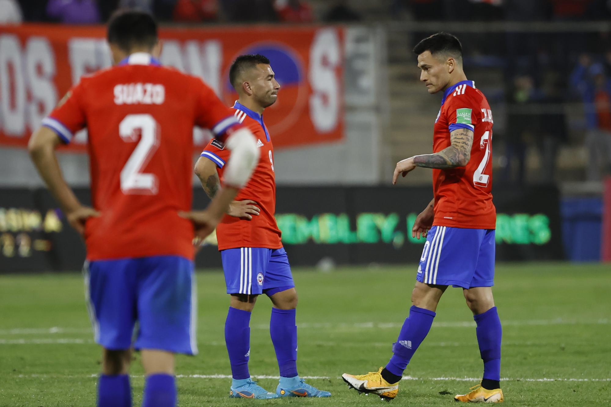 La plantilla de Chile y una decepción que era evidente tras quedarse sin poder clasificar al Mundial. Foto EFE.