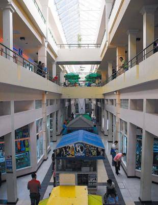 Fue a inicios de los 90 que el Pasaje Valle decidió renovar completamente su infraestructura, dándole paso a un diseño más moderno y amplió sus espacios. 