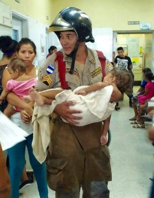 Bomberos rescatan a bebé que se estaba ahogando dentro pila