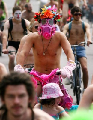 Ciclistas desnudos protestan en Gran Bretaña