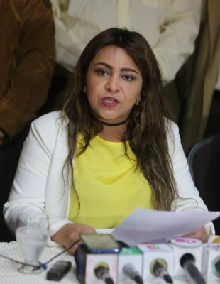 Liberales entregan planillas al TSE en medio de fiesta