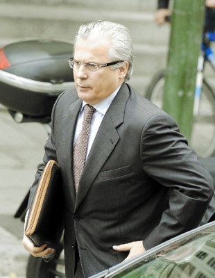 España: Baltasar Garzón en el ojo del huracán