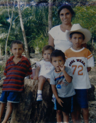 Mezapa llora y condena crimen de madre y sus cuatro hijos