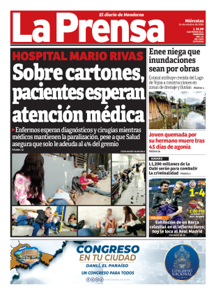 Sobre cartones, pacientes esperan atención médica