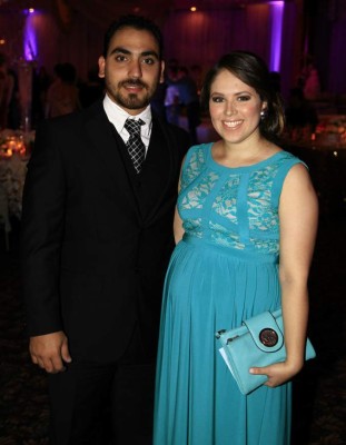 Joel Heyer y Vivian Zúniga se prometen amor en el altar